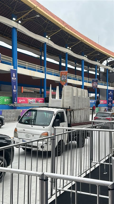 Caminhão carregado com cadeiras e mesas para entrega em evento