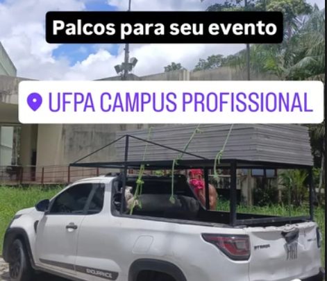 Estrutura de palco transportada para montagem em evento