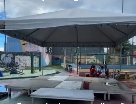 Tenda montada sobre palco em quadra para evento comunitário